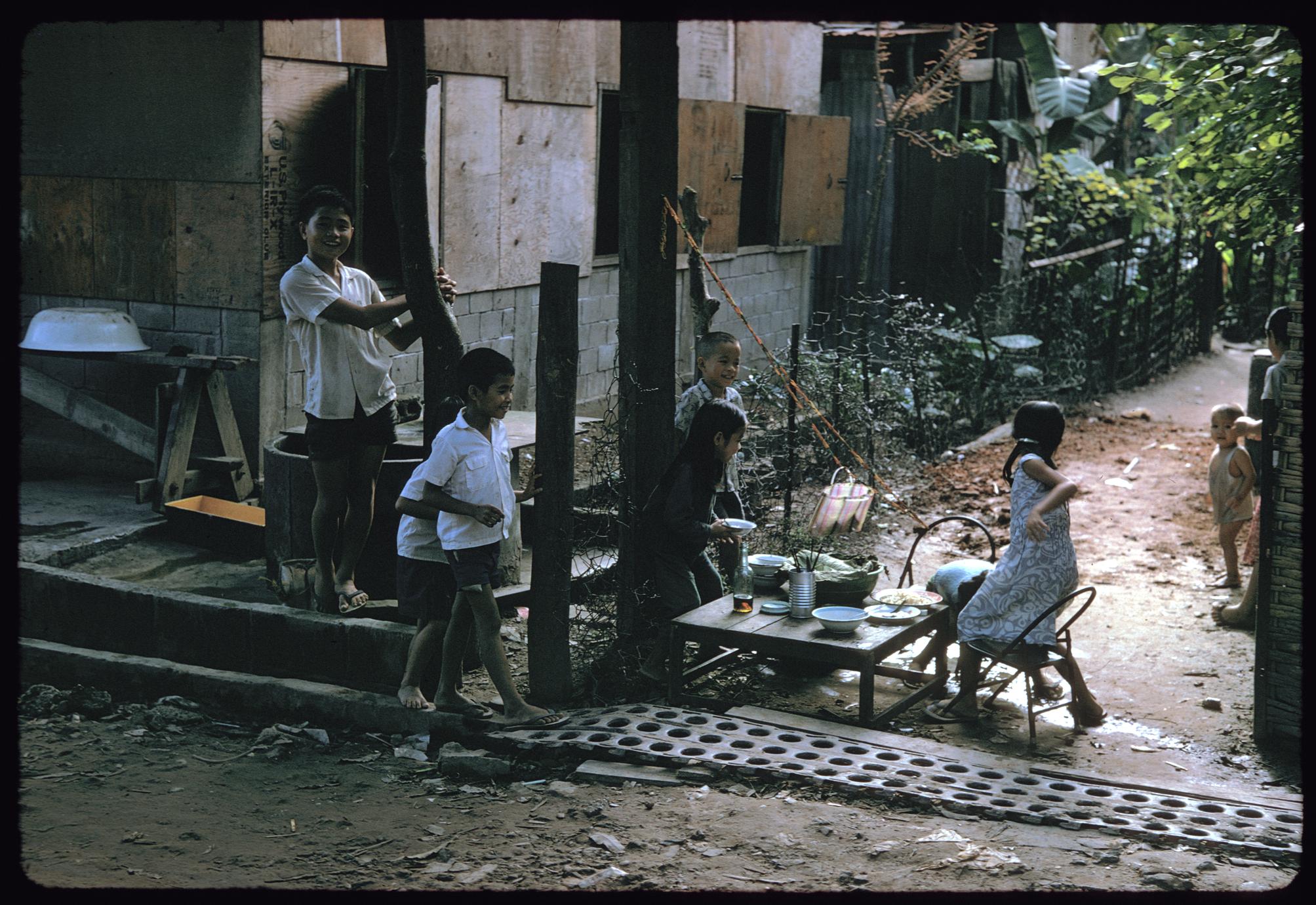 Tai Dam village : children eating lunch