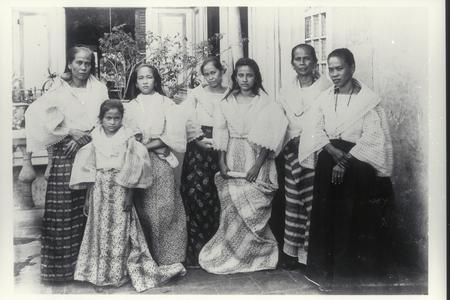 Group of Filipino women and girls, Laguna, early 1900s