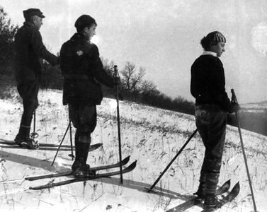 Aldo, Carl, and Nina Leopold skiing