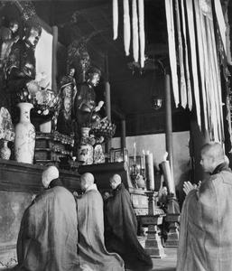 Monks at the Pilu Si (Pilu Monastery) 毘盧寺 kneel before the altar to recite the Jing Tu Wen (Pure Land Vow) 淨土文.