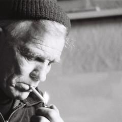 Duncan Williamson lighting up a fag