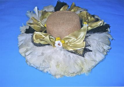 Straw hat with feathers