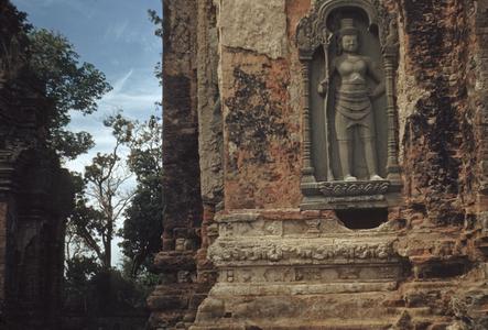 Prah Ko : close-up of trident carving