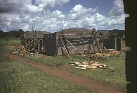 Uganda : constructing a school building in Masindi