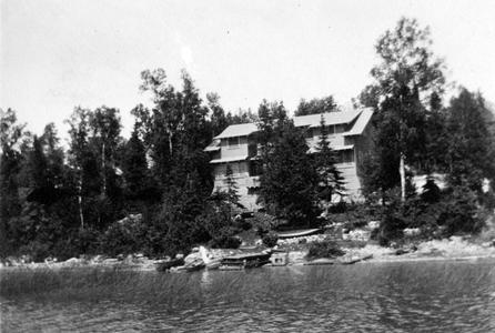 House on lakefront at Les Cheneaux