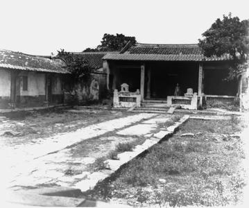 Yamen (Qing government) 衙門 official's headquarters.