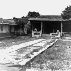 Yamen (Qing government) 衙門 official's headquarters.