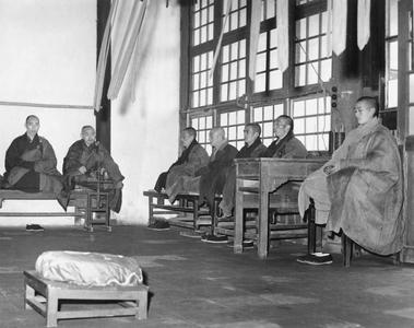 Monks at Pilu Si (Pilu Monastery)  毘盧寺 in seated recitation.