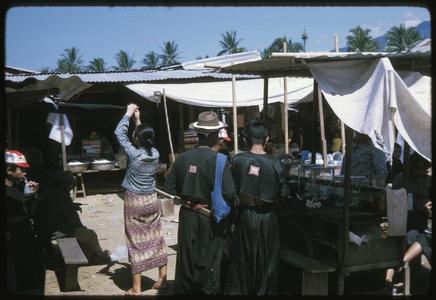 Vangviang : Hmong (Meo) at market