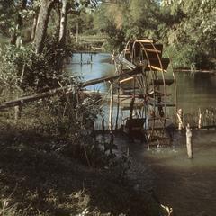 Siem Reap : river, water wheel
