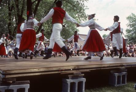Pomeranian-American dancers perform