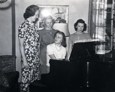 Women around a piano