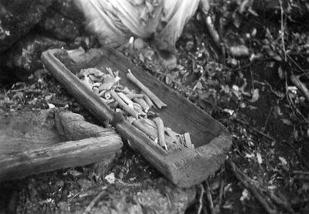 Les cercueils et les os ramasses dans le Tham Song
