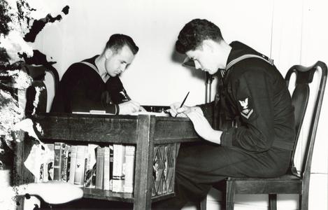 Communiques  : writing letters at USO