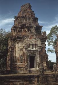 Prah Ko : tower and trident carving