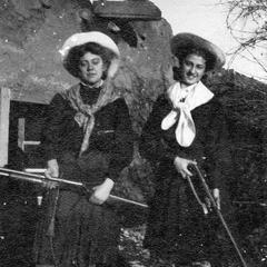 Two Bergere girls with guns