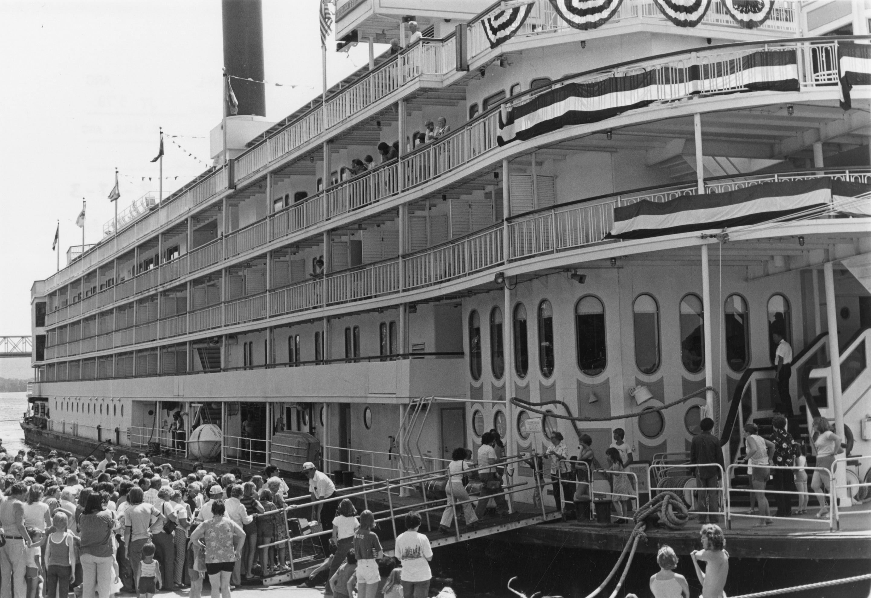 Mississippi Queen (Tourist boat, 1975- ) - UWDC - UW-Madison Libraries