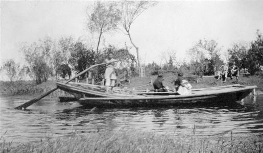 A boatman with passengers in rural Shanghai 上海.