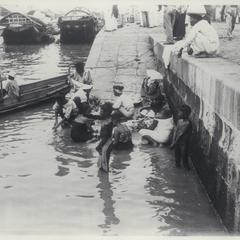 Filipinos washing clothes and bathing in river, 1900s