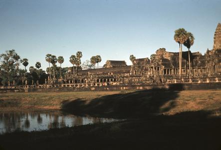 Angkor Wat : inner temple from lake area
