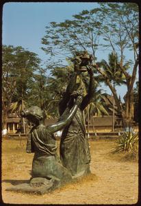 Statue of women making offerings