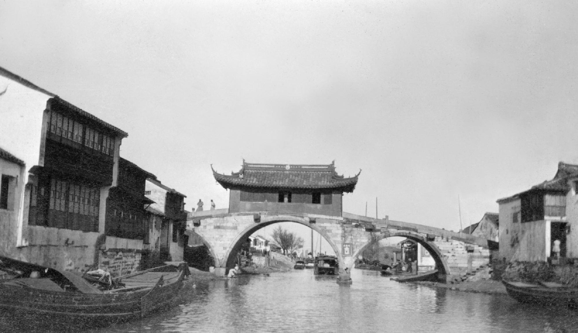 Bridge with three arches and a gallery in Suzhou 蘇州.