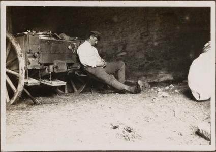 Der Komp.-Koch Franke bei einen Mittagsschläfchen auf dem Vormarsch nach Verdun 1916