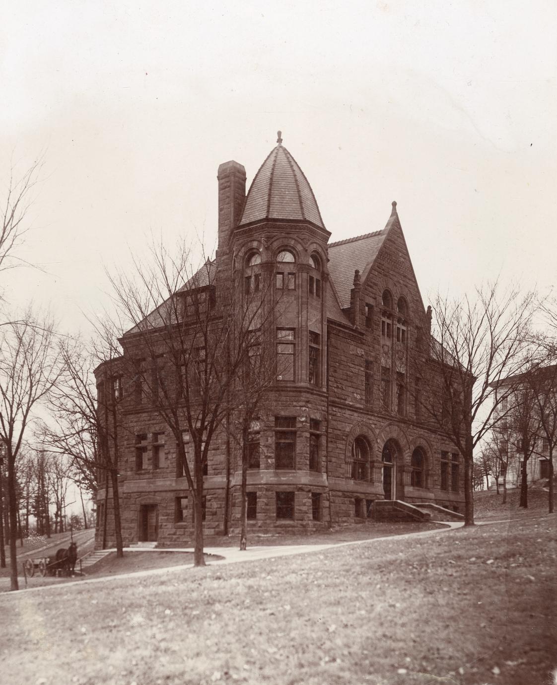Photo of old UW Law School building