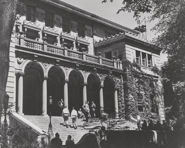Students relaxing on Union steps