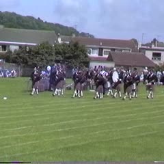 1988 Cupar Highland Games : entry of pipe band, dancing, foot races (video)