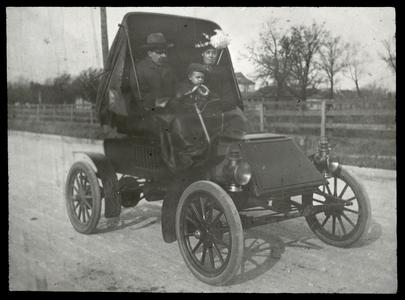 Robert Symmonds, Jr. and family - horseless carriage