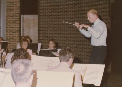 Robert Holt conducting