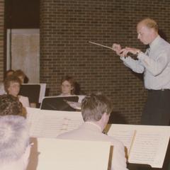 Robert Holt conducting