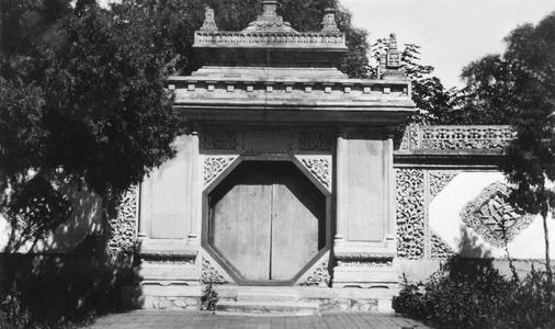 Octagon-shaped gate.
