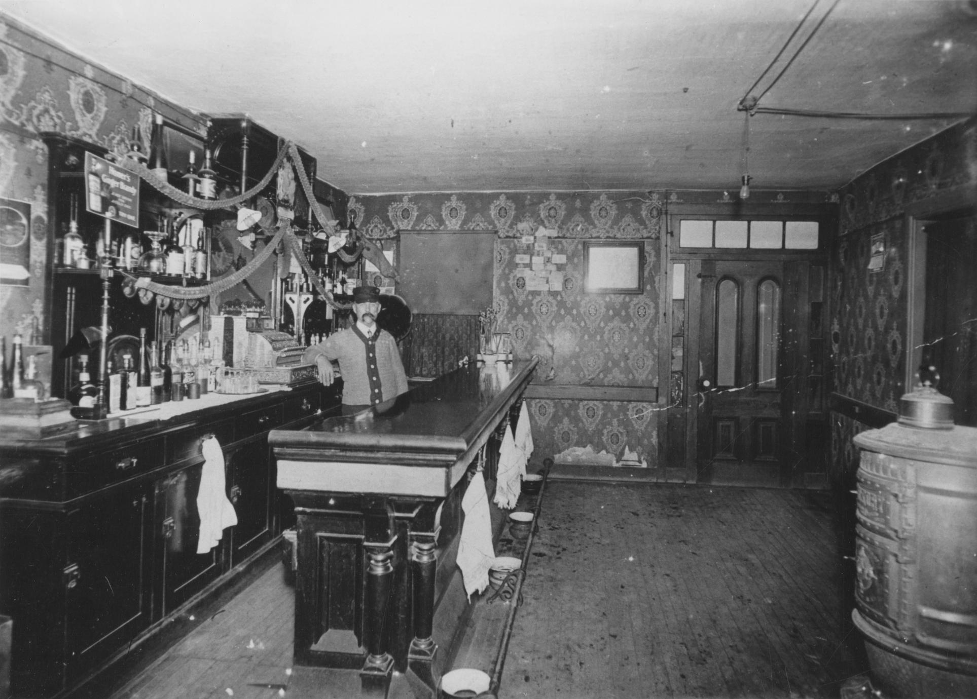 ‎Schlundt's Tavern - UWDC - UW-Madison Libraries