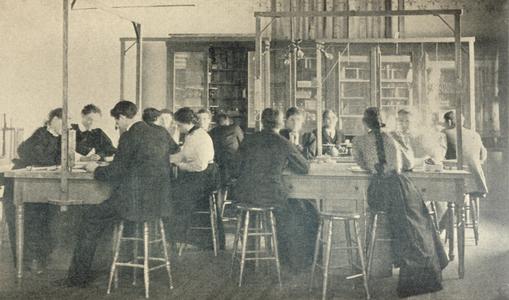 Physics class at Superior Normal School