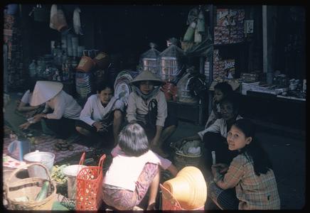 Morning Market : Vietnamese women