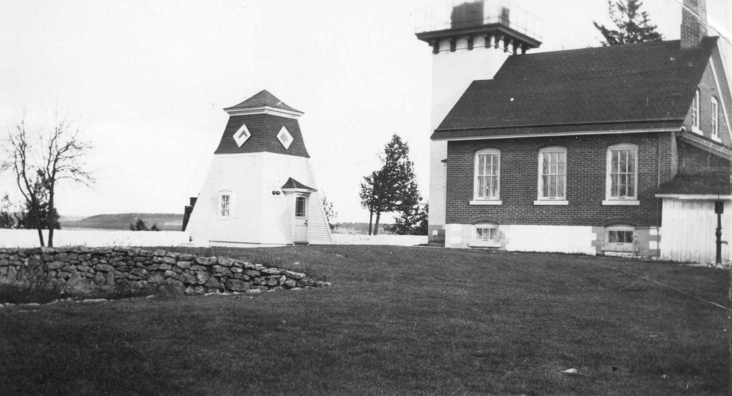 Two Rivers lighthouse - UWDC - UW-Madison Libraries