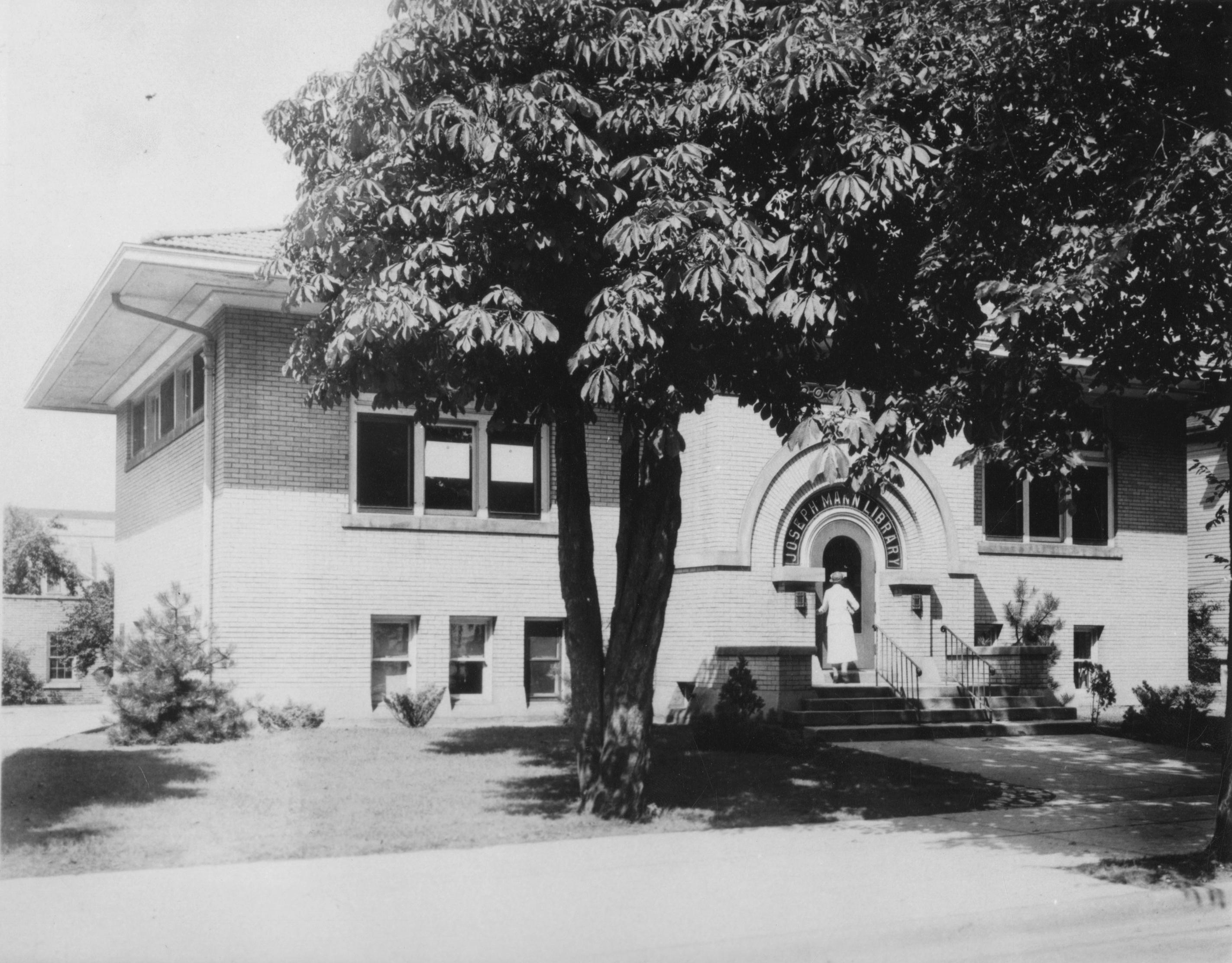 Two Rivers lighthouse - UWDC - UW-Madison Libraries