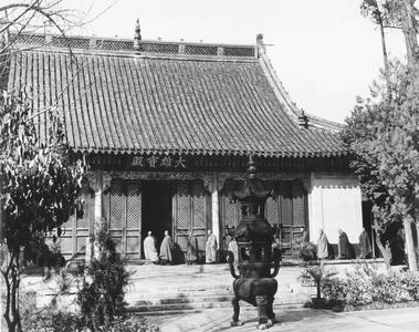 Monks march in procession into the Daxiong Baodian (Great Shrine Hall) 大雄寶殿 at Pilu Si  (Pilu Monastery) 毘盧寺.
