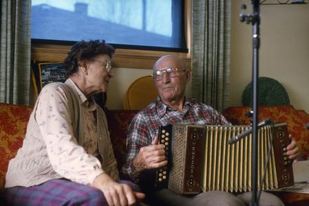Oscar Kreiziger plays button accordion