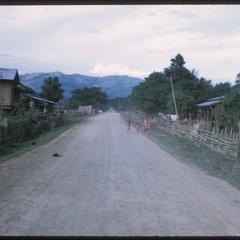 Muang Kasy : road into town