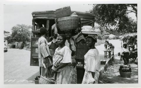People arriving to market from Ibodi on lorries