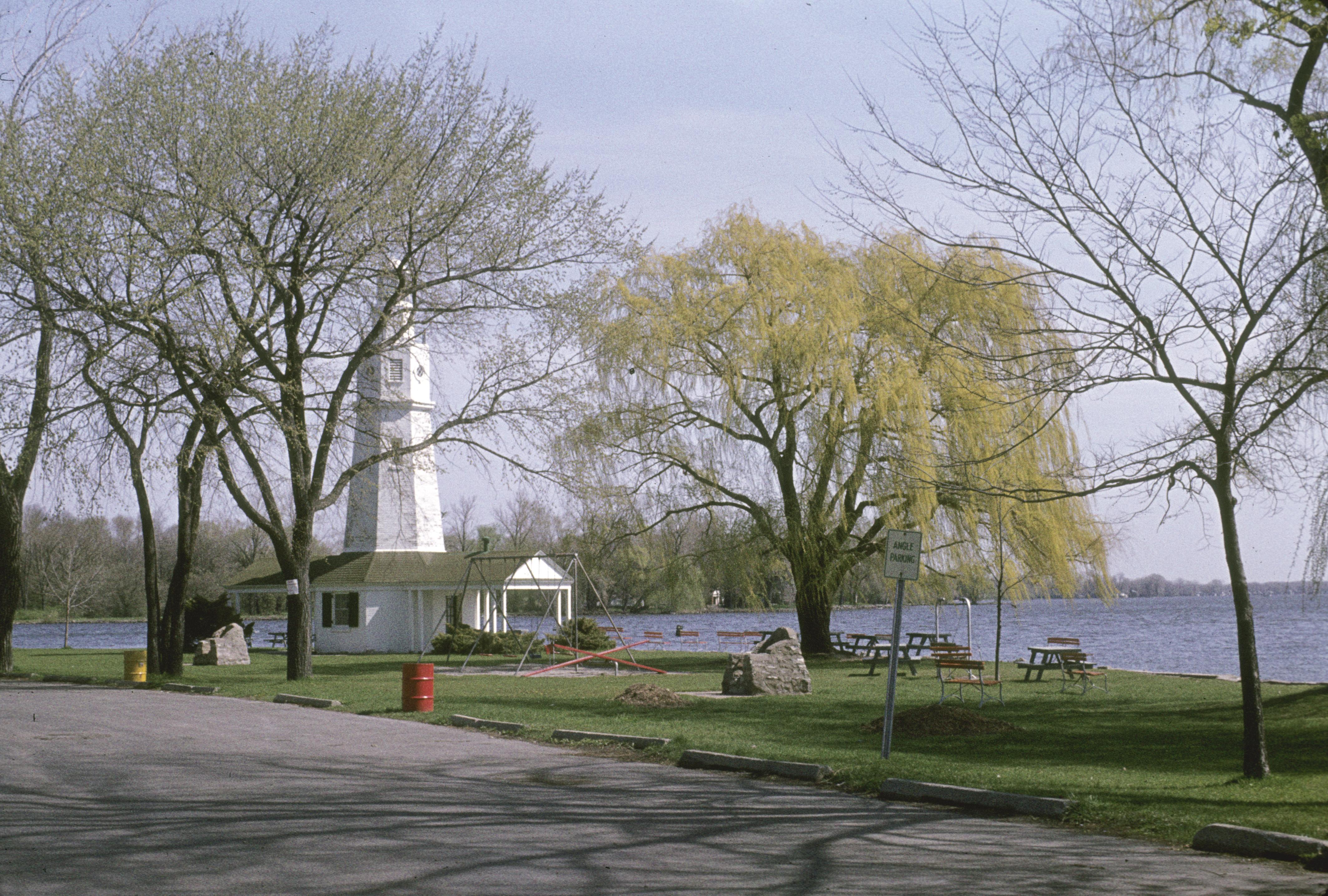 Two Rivers lighthouse - UWDC - UW-Madison Libraries