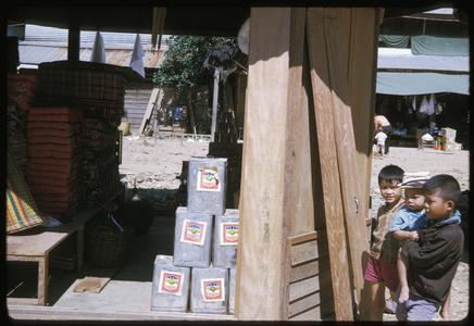 Vangviang : children in store area