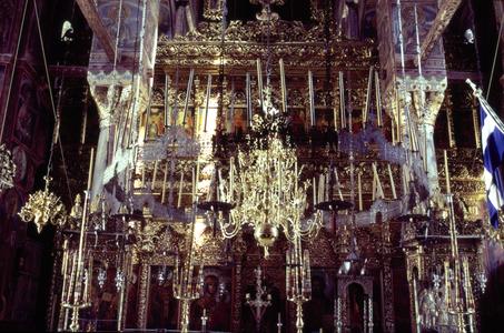 Iconostasis and corona of the catholicon at Docheiariou