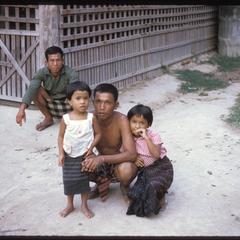 Ban Pha Khao : father with children