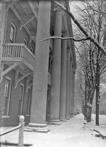 Draper Hall, Oconomowoc, columns
