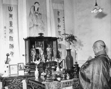 The abbot of Pilu Si (Pilu Monastery) 毘盧寺 kneels before his private altar.
