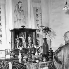 The abbot of Pilu Si (Pilu Monastery) 毘盧寺 kneels before his private altar.